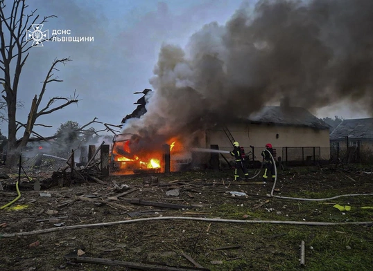 Rosja użyła w nocnym ataku 50 rakiet i 500 dronów; pięć osób zginęło