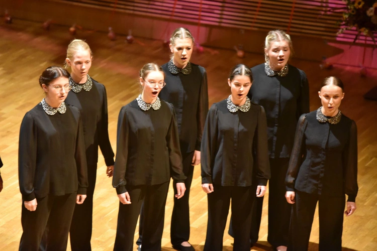 40 lat Puellae Orantes