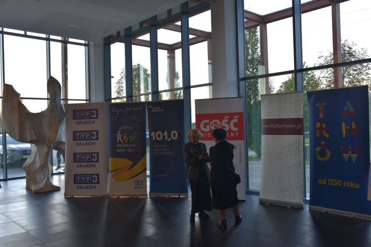 40 lat Puellae Orantes