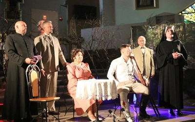 Tytułowym źródłem nadziei i pojednań bohaterów staje się Boże Miłosierdzie. 