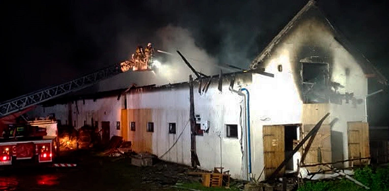 Pożar w Albertówce. Spłonęły obora i magazyn na siano - potrzebna pomoc