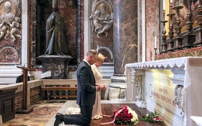 „Jako prezydent miałem zaszczyt wielokrotnie bywać w Watykanie, zawsze wtedy odwiedzałem grób papieża Polaka” – wyznaje w swojej książce Andrzej Duda.