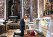 „Jako prezydent miałem zaszczyt wielokrotnie bywać w Watykanie, zawsze wtedy odwiedzałem grób papieża Polaka” – wyznaje w swojej książce Andrzej Duda.