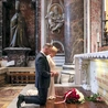 „Jako prezydent miałem zaszczyt wielokrotnie bywać w Watykanie, zawsze wtedy odwiedzałem grób papieża Polaka” – wyznaje w swojej książce Andrzej Duda.
