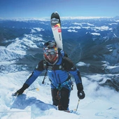 Andrzej Bargiel jako pierwszy w historii zjechał na nartach z najwyższego szczytu na Ziemi Mount Everestu. 
