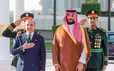 Następca tronu Arabii Saudyjskiej, książę Mohammed bin Salman (z prawej), i premier Pakistanu Shehbaz Sharif podpisali w Rijadzie strategiczny pakt obronny o wzajemnej pomocy wojskowej w przypadku agresji innych państw. 