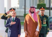 Następca tronu Arabii Saudyjskiej, książę Mohammed bin Salman (z prawej), i premier Pakistanu Shehbaz Sharif podpisali w Rijadzie strategiczny pakt obronny o wzajemnej pomocy wojskowej w przypadku agresji innych państw. 