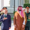 Następca tronu Arabii Saudyjskiej, książę Mohammed bin Salman (z prawej), i premier Pakistanu Shehbaz Sharif podpisali w Rijadzie strategiczny pakt obronny o wzajemnej pomocy wojskowej w przypadku agresji innych państw. 