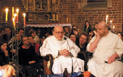 Historię Beczki poznajemy m.in. przez opowieści kolejnych duszpasterzy wspólnoty. Na zdjęciu o. Joachim Badeni i o. Adam Szustak. 