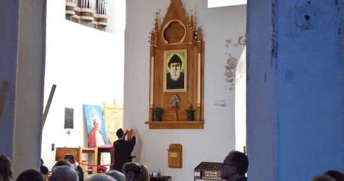 W bocznym ołtarzu kościoła św. Katarzyny znajdują się relikwie mnicha. Każdego 22. dnia miesiąca gromadzą się tu wierni na Eucharystii i adoracji, powierzając swoje intencje.