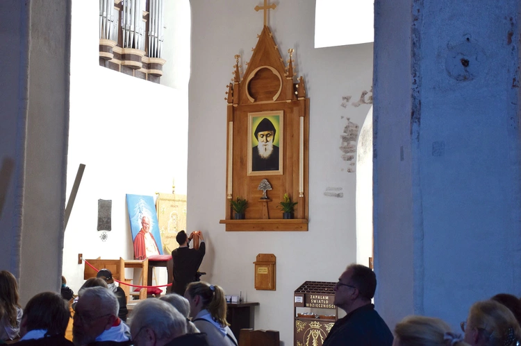 W bocznym ołtarzu kościoła św. Katarzyny znajdują się relikwie mnicha. Każdego 22. dnia miesiąca gromadzą się tu wierni na Eucharystii i adoracji, powierzając swoje intencje.