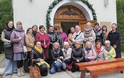  Kobieca ekipa przed sanktuarium. W diecezji koszalińsko- -kołobrzeskiej grupy kobiet szensztackich prowadzone są w Koszalinie (w parafii pw. Ducha Świętego,  parafii  pw. Marcina oraz na Górze Chełmskiej), w Świdwinie i w Bobolicach. Planowana jest też grupa w Szczecinku. 