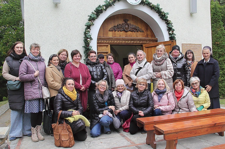  Kobieca ekipa przed sanktuarium. W diecezji koszalińsko- -kołobrzeskiej grupy kobiet szensztackich prowadzone są w Koszalinie (w parafii pw. Ducha Świętego,  parafii  pw. Marcina oraz na Górze Chełmskiej), w Świdwinie i w Bobolicach. Planowana jest też grupa w Szczecinku. 