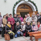  Kobieca ekipa przed sanktuarium. W diecezji koszalińsko- -kołobrzeskiej grupy kobiet szensztackich prowadzone są w Koszalinie (w parafii pw. Ducha Świętego,  parafii  pw. Marcina oraz na Górze Chełmskiej), w Świdwinie i w Bobolicach. Planowana jest też grupa w Szczecinku. 