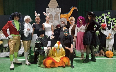 Obsada nauczycielskiej bajki w komplecie.