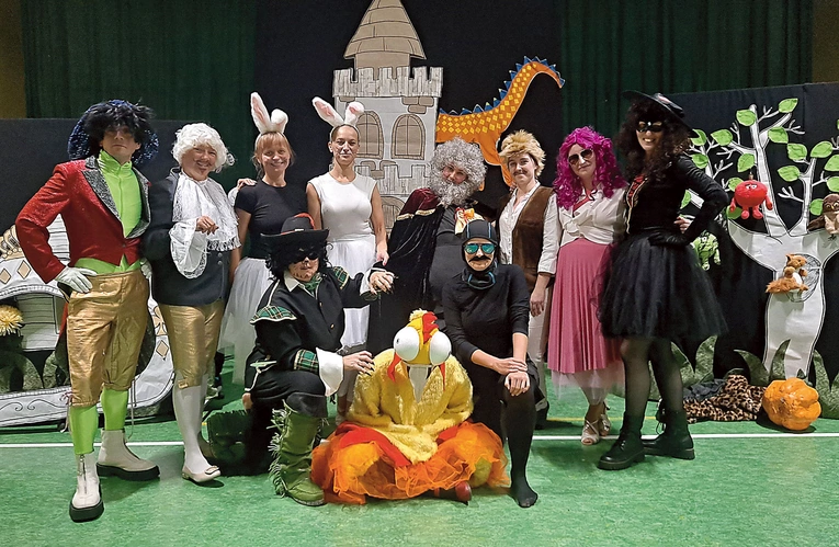 Obsada nauczycielskiej bajki w komplecie.