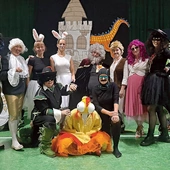 Obsada nauczycielskiej bajki w komplecie.