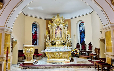 Fundatorem figury w ołtarzu głównym był Leon Dąbrowski z Częstkowa.