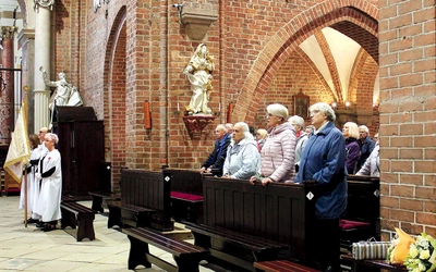Pracownicy i wolontariusze pielgrzymowali do sanktuarium Matki Bożej Pokornej. Na co dzień pracują w różnych caritasowych placówkach i grupach parafialnych. 