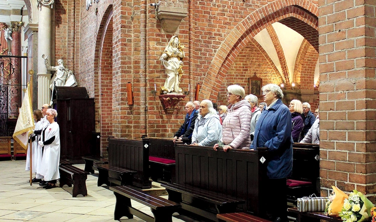 Pracownicy i wolontariusze pielgrzymowali do sanktuarium Matki Bożej Pokornej. Na co dzień pracują w różnych caritasowych placówkach i grupach parafialnych. 