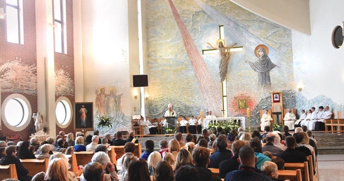 – To, co było znakiem największego zła, stało się znakiem największego błogosławieństwa. Bo w Jego ranach jest nasze uzdrowienie  – powiedział w homilii pasterz. 