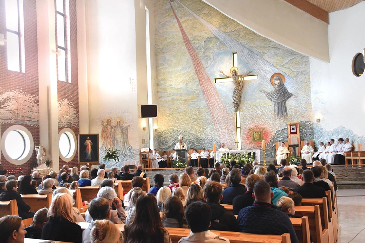 – To, co było znakiem największego zła, stało się znakiem największego błogosławieństwa. Bo w Jego ranach jest nasze uzdrowienie  – powiedział w homilii pasterz. 