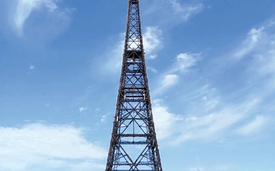 Drewniana wieża antenowa o wysokości  111 metrów powstała  w 1935 roku. Obecnie w otaczającym ją kompleksie znajduje się jeden z oddziałów muzeum.