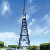 Drewniana wieża antenowa o wysokości  111 metrów powstała  w 1935 roku. Obecnie w otaczającym ją kompleksie znajduje się jeden z oddziałów muzeum.