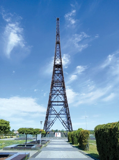 Drewniana wieża antenowa o wysokości  111 metrów powstała  w 1935 roku. Obecnie w otaczającym ją kompleksie znajduje się jeden z oddziałów muzeum.