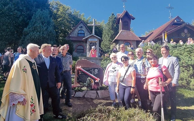 Uczestnicy uroczystości poświęcenia obelisku pamięci Stefana Jakubowskiego z ks. prał. Stanisławem Czernikiem. 