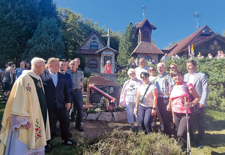Uczestnicy uroczystości poświęcenia obelisku pamięci Stefana Jakubowskiego z ks. prał. Stanisławem Czernikiem. 