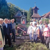 Uczestnicy uroczystości poświęcenia obelisku pamięci Stefana Jakubowskiego z ks. prał. Stanisławem Czernikiem. 