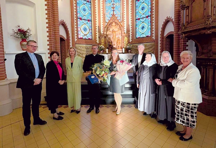 Wyróżnienie jest przyznawane za działania pro publico bono na rzecz potrzebujących oraz zaangażowanie w rozwój środowiska lokalnego. 