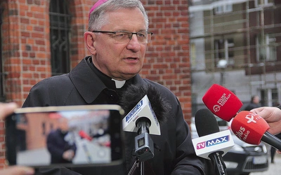 Biskup długo rozmawiał z dziennikarzami o palącej kwestii migracji.