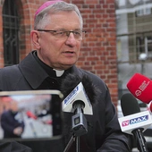 Biskup długo rozmawiał z dziennikarzami o palącej kwestii migracji.