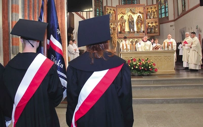 W Eucharystii wzięło udział środowisko uczelni wraz z pocztem sztandarowym. 