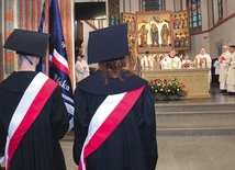 W Eucharystii wzięło udział środowisko uczelni wraz z pocztem sztandarowym. 