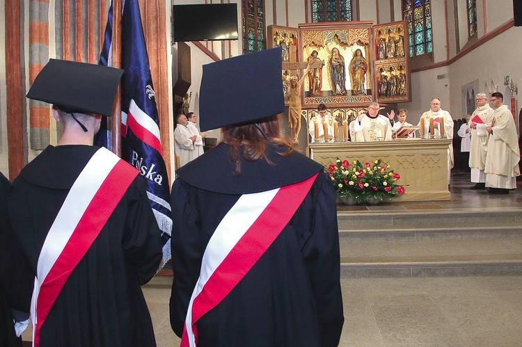 W Eucharystii wzięło udział środowisko uczelni wraz z pocztem sztandarowym. 