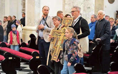 Spotkanie rozpoczęło uroczyste wprowadzenie krzyża.