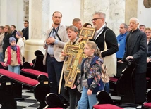 Spotkanie rozpoczęło uroczyste wprowadzenie krzyża.
