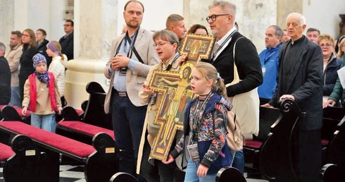 Spotkanie rozpoczęło uroczyste wprowadzenie krzyża.
