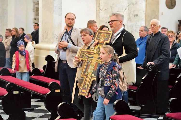 Spotkanie rozpoczęło uroczyste wprowadzenie krzyża.