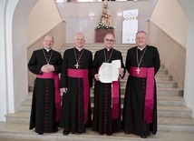 Abp Andrzej Przybylski z biskupami pomocniczymi Markiem Szkudło, Adamem Wodarczykiem i Grzegorzem Olszowskim, którzy sprawują urząd wikariuszy generalnych archidiecezji katowickiej.