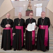 Abp Andrzej Przybylski z biskupami pomocniczymi Markiem Szkudło, Adamem Wodarczykiem i Grzegorzem Olszowskim, którzy sprawują urząd wikariuszy generalnych archidiecezji katowickiej.