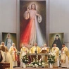 – W jaki sposób możemy promieniować Bogiem, tak jak Apostołka Bożego Miłosierdzia? – pytał zgromadzonych na Eucharystii bp Szymon Stułkowski.