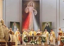 – W jaki sposób możemy promieniować Bogiem, tak jak Apostołka Bożego Miłosierdzia? – pytał zgromadzonych na Eucharystii bp Szymon Stułkowski.