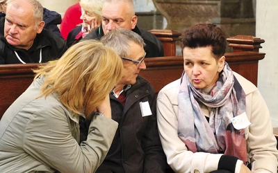 Uczestnicy spotkania wymieniali się doświadczeniem i rozmawiali o Kościele wspólnot w mniejszych grupach.