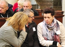 Uczestnicy spotkania wymieniali się doświadczeniem i rozmawiali o Kościele wspólnot w mniejszych grupach.