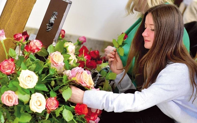 Pod koniec liturgii uczestnicy mogli wziąć do domów róże poświęcone przez   o. Krzysztofa Jarosza OCD. 