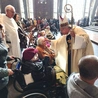  – Rozważając tajemnice życia Maryi, a w nich ukryte życie Jezusa i zaczynając od zwiastowania, przez tajemnice radosne, tajemnice światła, bolesne i chwalebne, ogarniamy całą historię zbawienia. Rozważając je, coraz głębiej odkrywamy historię naszego życia – mówił bp Michał Janocha.